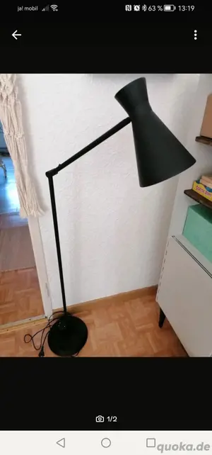 Schwarze Stehlampe