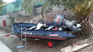 Schlauchboot mit Außenbordmotor