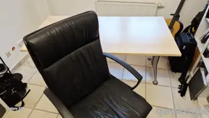Schreibtisch mit Bürostuhl