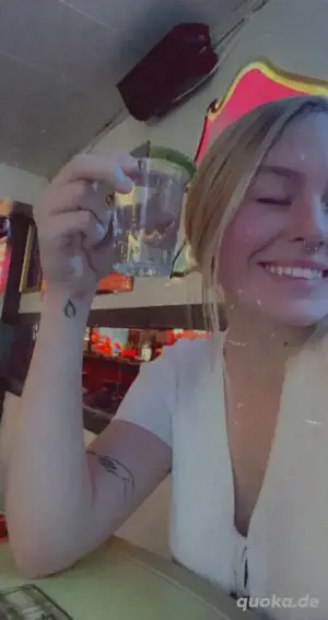 Blond und mit sehr großen XXL Brüsten interessiert sich für den gepflegte Herrn