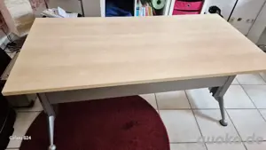 Schreibtisch mit Bürostuhl