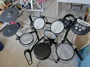 Großes Roland E-Drum-Set TD-6V inkl. Hocker, Kopfhörer etc.