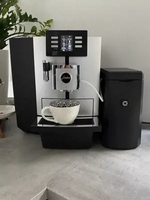 Jura X8 Platin Kaffeevollautomat mit Milchkühler