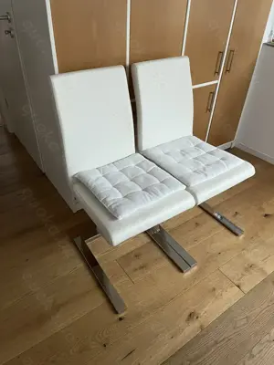 2 Esszimmerstühle in Weiss mit Chromfuss
