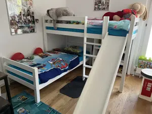 Kinderhochbett mit 2 Betten und Rutsche