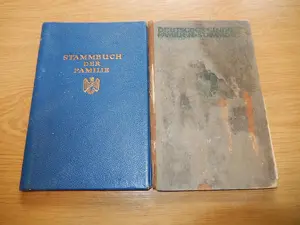 2 Stammbücher mit Gebührenmarken (Fiskalmarken)
