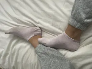 getragene Socken in verschiedenen Farben