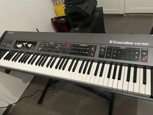 Roland V-Combo VR-700 (inkl. Notenständer + Tasche mit Rollen)