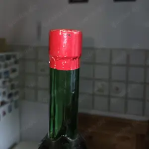 Verkaufe dekorative volle Weinflasche