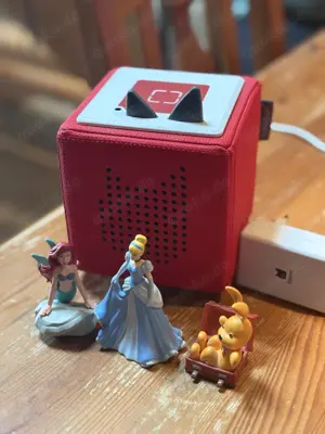 Toniebox rot mit drei Toniefiguren