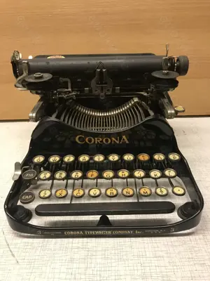 Ältere Schreibmaschine Modell Corona aus dem Jahr 1921