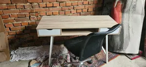 Schreibtisch mit Stuhl