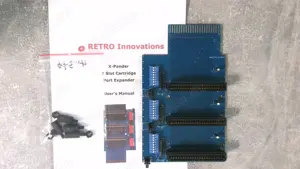 Commodore 64   128 X-Pander-3 Adapter für 3 Cartridge mit Handbuch und Halterung.