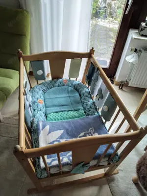 Massivholzwiege mit Matratze + Baby-Nestchen