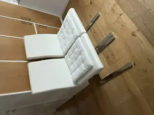2 Esszimmerstühle in Weiss mit Chromfuss