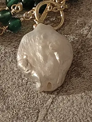 Lange Halskette, Barock-Süßwasserperle und grüne Beads