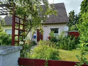 kleine Doppelhaushälfte im Grünen