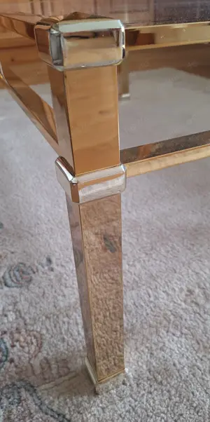 Klassische Couch- und Beistelltisch-Kombination Bild 4