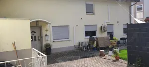 3 Zimmer Wohnung   separates Haus ca. 100 qm mit Einbauküche, kleiner Vorgarten , Terrasse