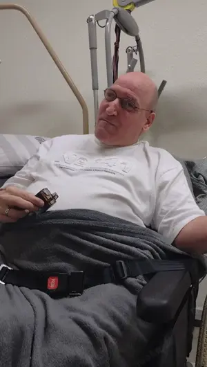 Rollifahrer mit sehr hohem Körperlichen Bedürfniss