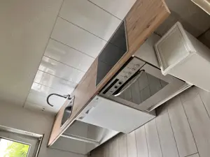 Küche mit elektrischen Geräten 