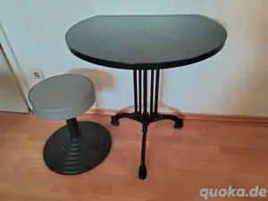 Hochwertiger Tisch mit Hocker