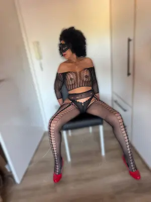 Latina sucht Taschengeld