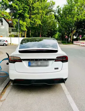 Tesla Model X Plaid Bild 3