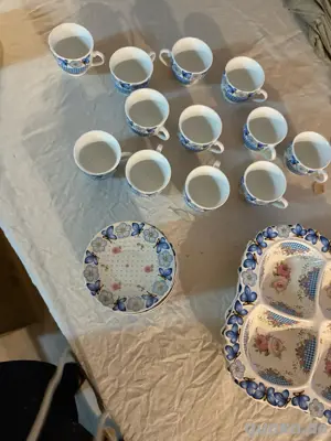 tasen und paar kleine teller 