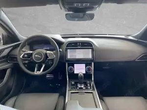 Jaguar XE P250 R-Dynamic HSE PDC vo und hi. WSS beheizt Bild 4