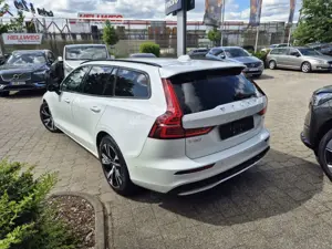 Volvo V60 B4 B DKG Plus Dark+BusinessPak+360°Kam Bild 2
