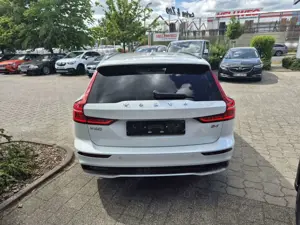 Volvo V60 B4 B DKG Plus Dark+BusinessPak+360°Kam Bild 3