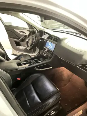 Jaguar F-Pace R-Sport AWD Bild 1