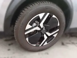 Peugeot 2008 1.2 PureTech 130 Allure PDC LED KlimaA AUT Bild 4