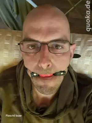 ich stell mich nackt gefesselt und geknebelt zu schwänze zu blasen 
