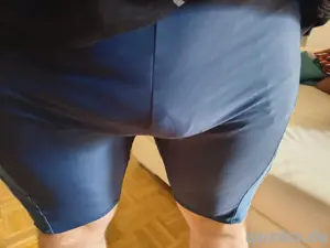 großer Kerl mit gepflegten Bart such ein Pärchen für ein 3er 