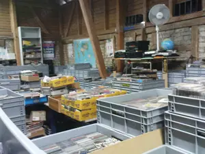 Finde Deine 40 Wunsch CDs welche dir fehlen, für 100euro aus Lagerbestand. Flohmarkt Im Haus