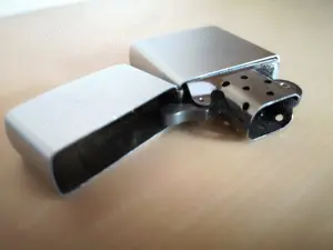 Original ZIPPO Sturmfeuerzeug mit Wassermann Logo Bild 4