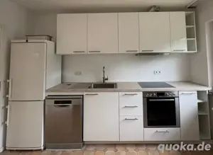 Küche: Einbauküche mit hochwertigen Elektrogeräten