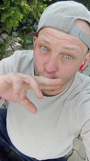 HI du bist eine sehr Junge Sie ab 18 + dann und hast Lust mit einem erfahren 38 jährigen viel zu...