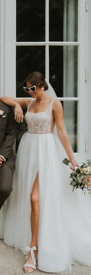 Extravagantes Designer Brautkleid mit Blütendesign