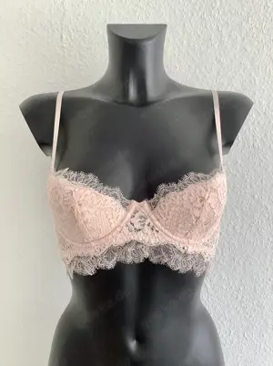 Getragener BH mit Spitze in der Farbe Rosé