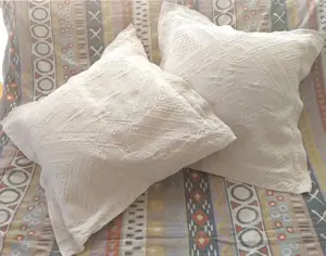 2 naturweiße Dekokissen feste dicke  gemusterte Baumwolle incl. Federinlett 60x60
