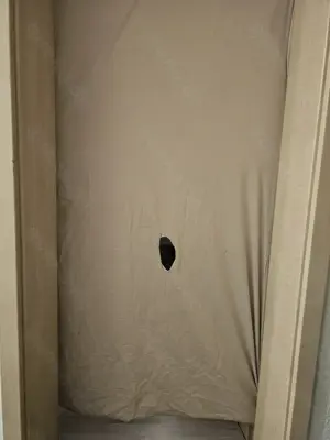 Ich und eine Freundin blasen gemeinsam an meiner privaten Gloryhole für ein kleines TG am Samstag