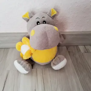 tolles Stofftier Nilpferd mit hübscher Blume