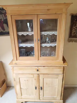 Alte Kommode mit Aufsatz