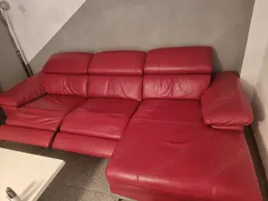 rote Ledercouch mit Motor 