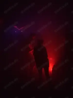 Es steigt eine Tec Party welche sie (o. Paar) will ihr Mini Rock hoch ziehen damit ich reinstecke