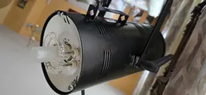 Hensel Monoflash Super 1200 mit Reflektor, Schirm, Kabel, IR-Auslöser, Stativ und Transportkoffer