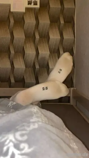 weiße getragene Socken